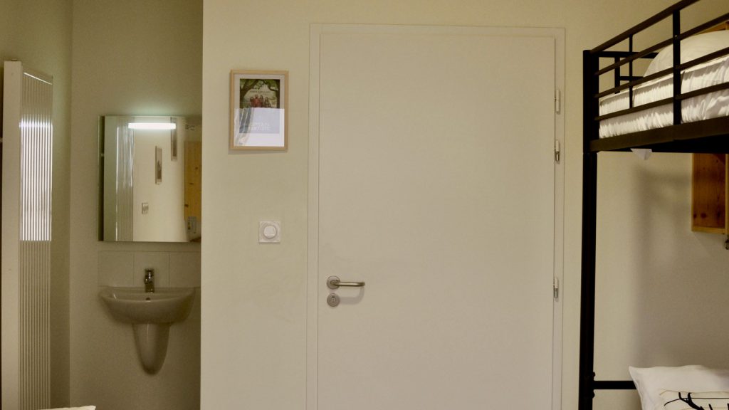 Chambre avec salle de bain privative accessible aux personnes à mobilité réduite